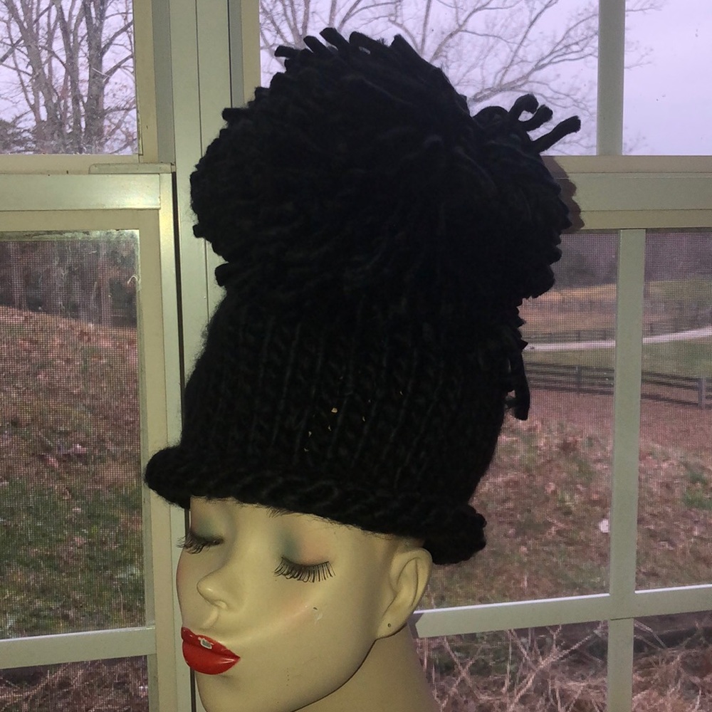 Lizette handmade huge Pom Pom black knit hat new